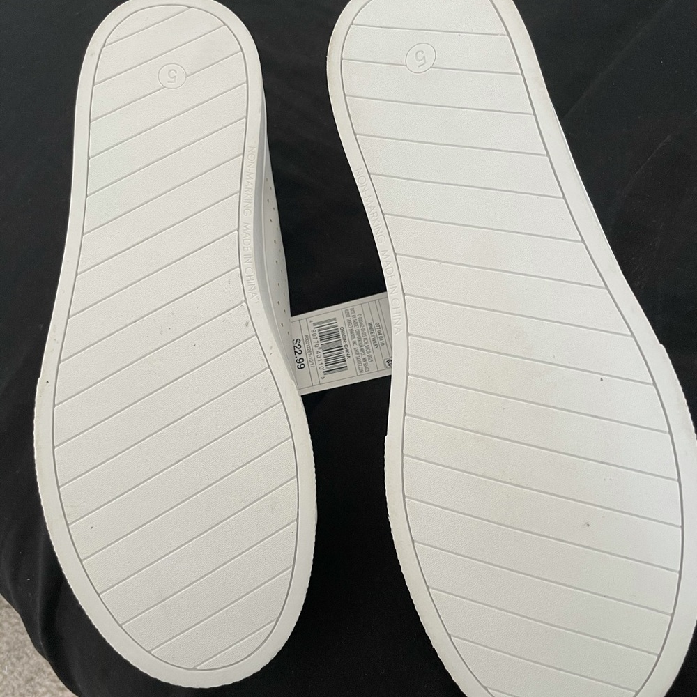 COPY - White tennis shoes - Picture 3 of 10